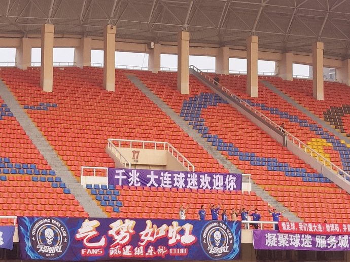 千兆集团董事长李凤哲慰问大连博阳队 承诺鼎