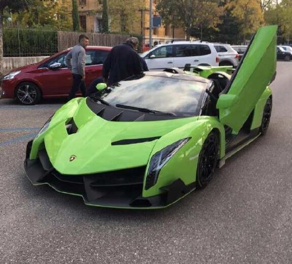 全球仅此一台的兰博基尼毒药,只是这个车身的颜色让人看了很尴尬-新浪汽车