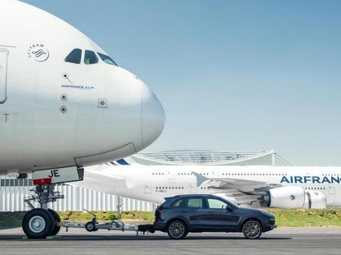 不足15万的SUV，把20吨的重卡拖走了，牧马人都懵了