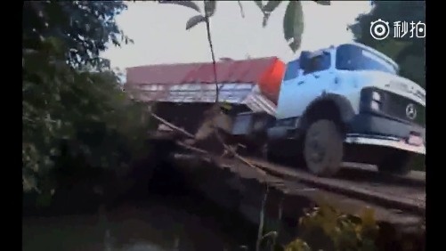 这样的桥梁，超载卡车也敢过，服！抽疯视频  ​