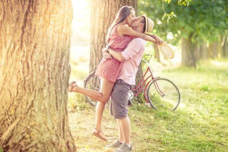 一个人到底喜不喜欢你,你是能感觉得到的!