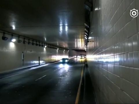 兰博基尼的视野有多低，车主遇到路虎揽胜时就明白了