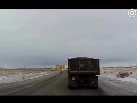 两车惨烈对撞，这就是强行超车的后果