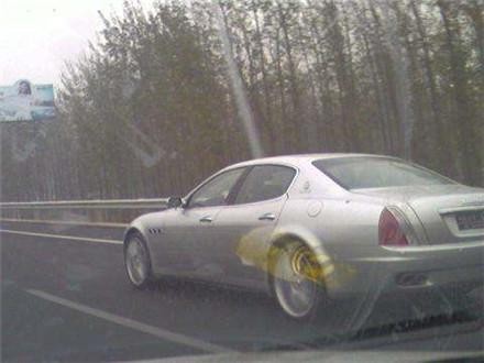 开着400万的豪车上高速，时速160被五菱超车，车牌更是霸气十足！