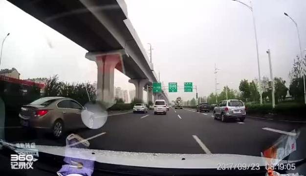网友炸锅了！SUV变道被后车撞翻，这事儿你怎么看？