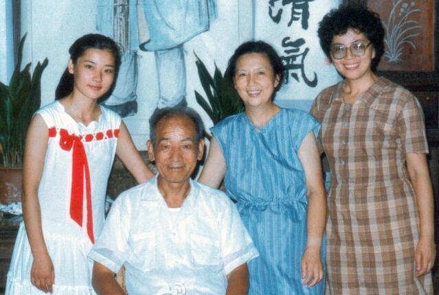 55岁何赛飞全家近照，夫妻恩爱儿子帅气，却因一事遗憾至今