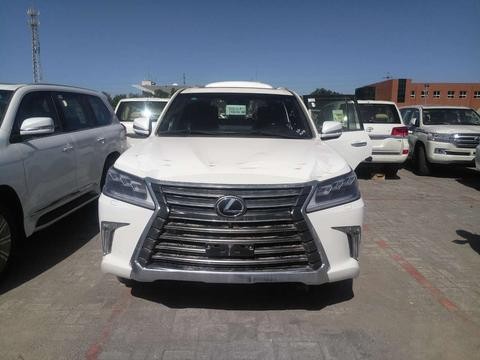 17款雷克萨斯LX570中东版霸气SUV沙漠大霸王越野中的王者风范