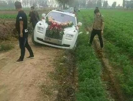 小伙结婚租豪车，本来是风光体面的事情，却没料发生这种事