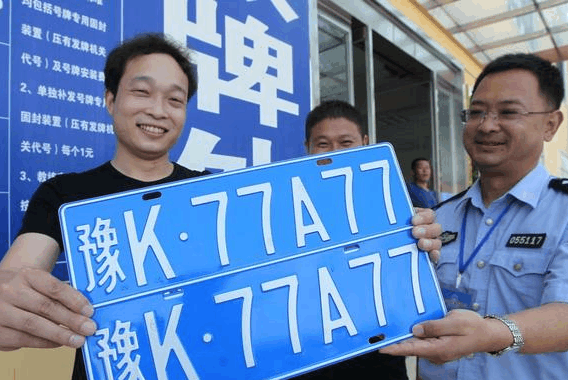 五菱车主抽到“靓牌”，土豪当场许重金收购，被车主拒绝！