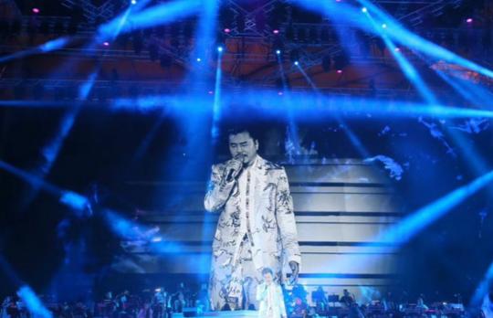 8万人去看了黄国伦鸟巢演唱会?有这么多强悍的帮唱嘉宾就是任性