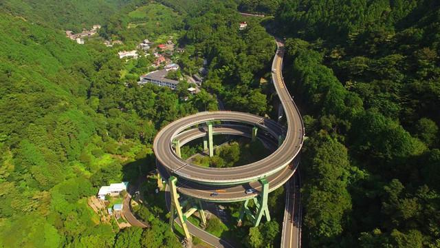 日本有条“死亡公路”,真的是让人辣眼睛!