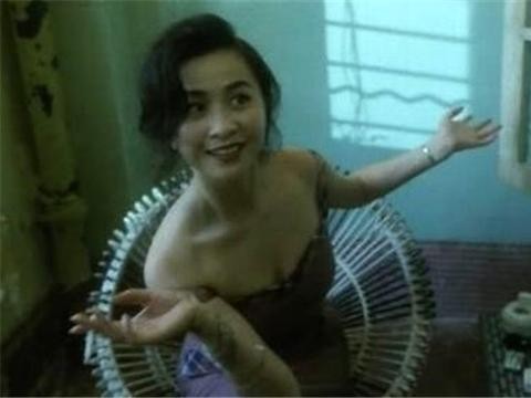 她自称拍戏无尺度，还给王家卫拖地27遍，今出行不开豪车坐公交！