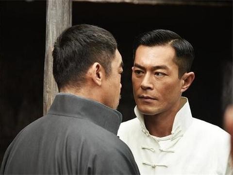 他为兄弟坐牢，出狱被戴绿帽，今46岁开豪车，还在内地建校80所！