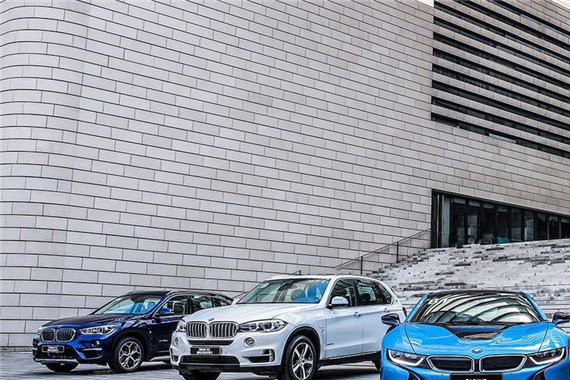 宝马年底在全国有6.5万个充电桩投入使用，开电动车不用担心缺电了