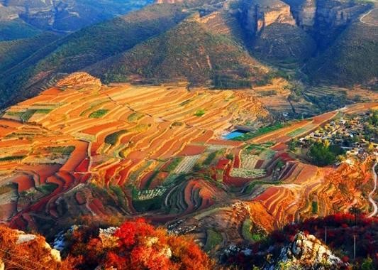 自驾穿越太行秋色-探绝美挂壁公路、观王硇石楼、揽京娘湖全貌