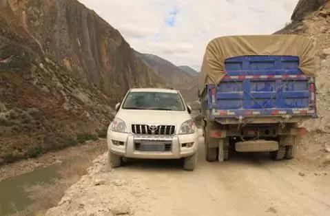 路面狭窄,技术不好还怕翻沟里,这种情况该怎么开?