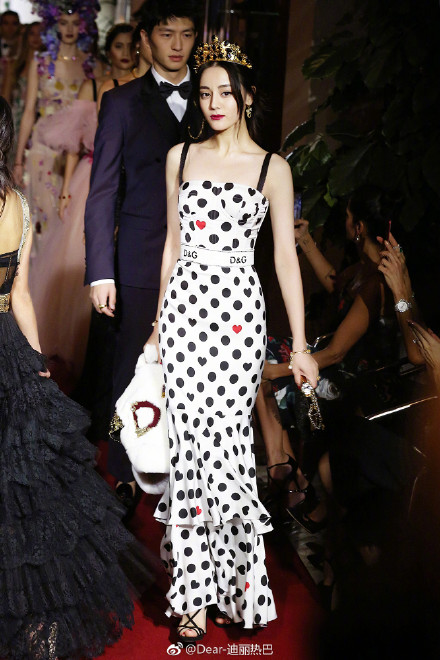 迪丽热巴杜嘉班纳走秀截图+妆容+台步，居然还有人说臃肿!