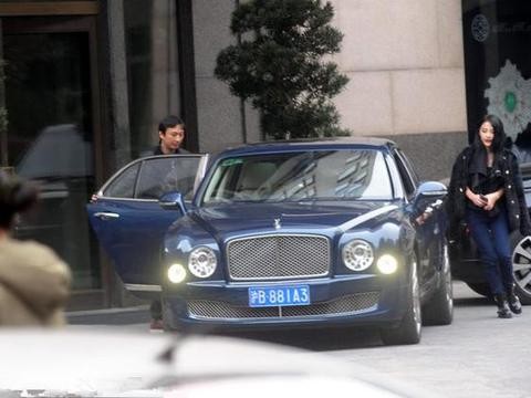 两人都是首富的儿子，座驾差别太大，一个高调炫富，一个低调节俭