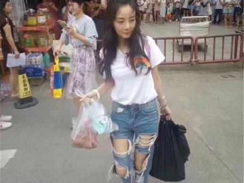 35岁李小璐去买菜被拍到，相比当年坐豪车的她，更美了！