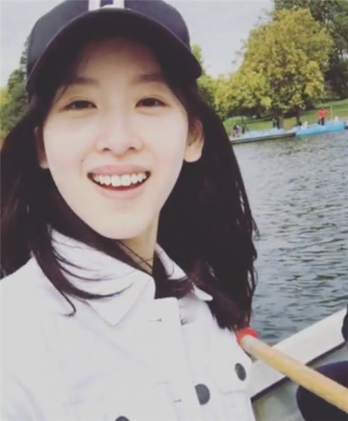 章泽天素颜有多美，看身后刘强东的表情就知道了！