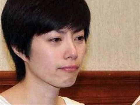 她当年拒绝周星驰，还输掉官司赔上豪车，今39岁生活成这样！