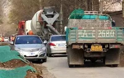 路面狭窄,技术不好还怕翻沟里,这种情况该怎么开?