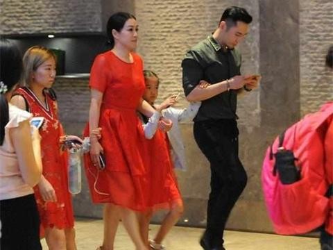 47岁钟丽缇近照曝光，相比当年坐豪车的她，女神气息荡然无存！