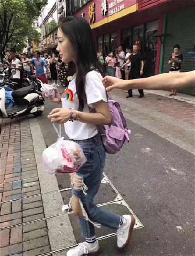 35岁李小璐去买菜被拍到，相比当年坐豪车的她，更美了！