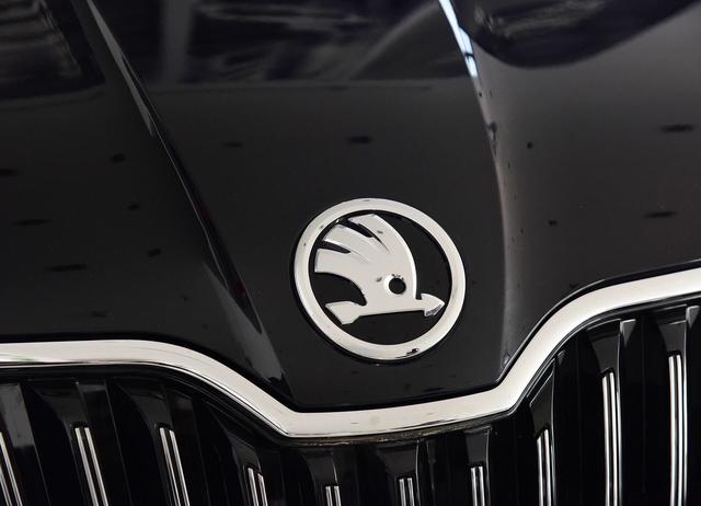 布加迪,兰博基尼,保时捷,宾利谁最豪华?在大众面前不算什么