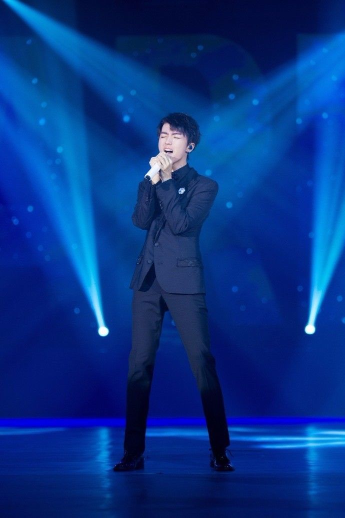 王俊凯穿毛衣北京飞大庆,军训的行李箱再次火