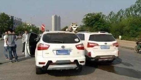 比亚迪撞上起亚SUV，国产车引擎盖凹陷，朋友却说比亚迪赢了