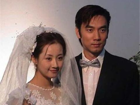 他唱一首歌就爆红，为事业抛下妻子娶超模，今47岁开豪车成这样！