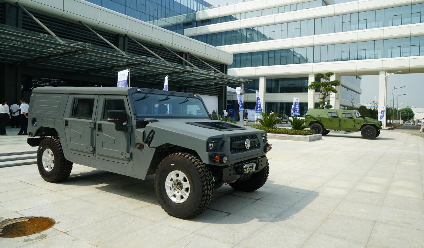 宋楠:前进!我人民解放军最强油电混动猛士装甲突击车