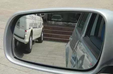 路面狭窄,技术不好还怕翻沟里,这种情况该怎么开?