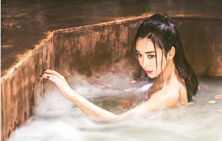 她具有古典美女之称,扮演春三十娘露香艳十足的浴照