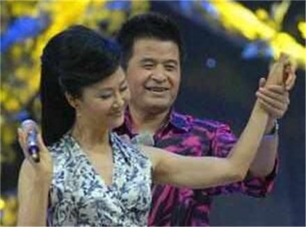 58岁毕福剑当年因一句话丢了事业，今东山再起，开豪车霸气出行！