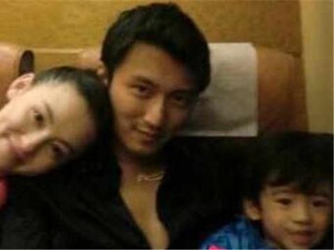 妈妈是影后，爸爸是影帝，两个儿子坐400万豪车，今生活成这样！