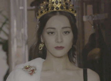 从出场到舞台前面的亮相,热巴一直表现的很完美,直到转身往回走的时候