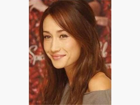 她当年比李嘉欣惊艳，拥有五国血统，今豪车出行不到40岁成这样！