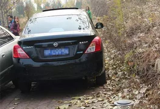 路面狭窄,技术不好还怕翻沟里,这种情况该怎么开?