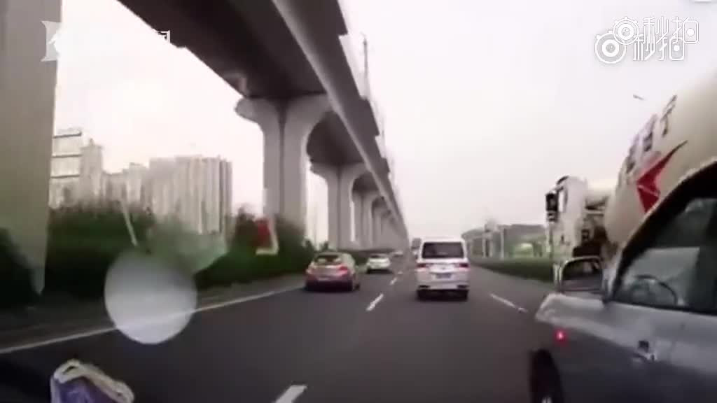 SUV强行变道被撞翻滚 后车司机：来！再来！再顶！