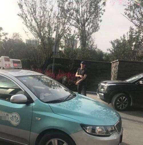 论接地气我只服林更新! 网吧吃烤肠, 路边夹娃娃, 同学婚礼打车去