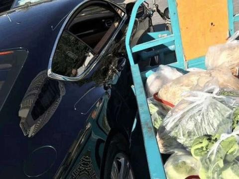 ​同样是豪车被蹭 宾利车主只有要一把葱宝马司机大骂 你就是穷逼