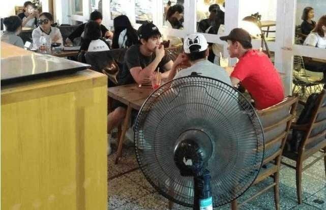 论接地气我只服林更新! 网吧吃烤肠, 路边夹娃娃, 同学婚礼打车去