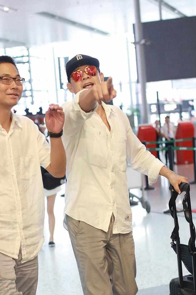 礼,但对继女宠爱有加,今61岁豪车出行遭鄙夷!