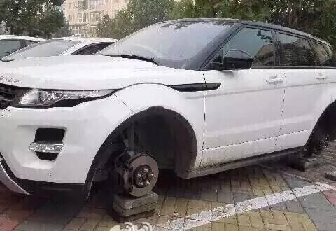 路虎揽胜轮胎被偷走，车主看到了小偷留下的纸条后不知所措！