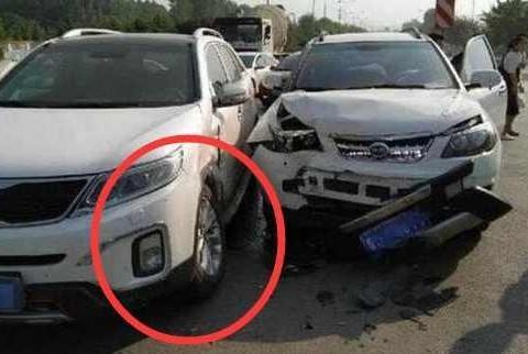 当起亚撞上比亚迪，两位车主下车后对视一眼，纷纷对它表示惊讶