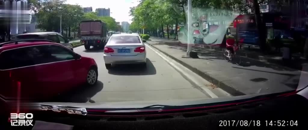 出租车加塞公交车，老司机的做法后车直呼好