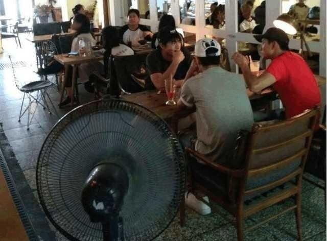 论接地气我只服林更新! 网吧吃烤肠, 路边夹娃娃, 同学婚礼打车去