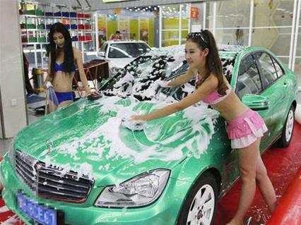这家洗车店如此火爆 有钱人都排队洗车 只因服务模式新颖
